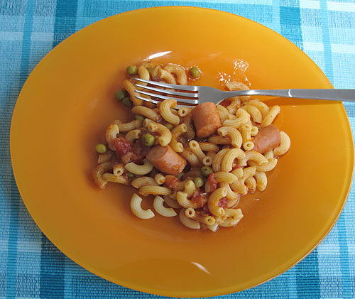 makaron_z_parowkami_i_sosem_pomidorowym